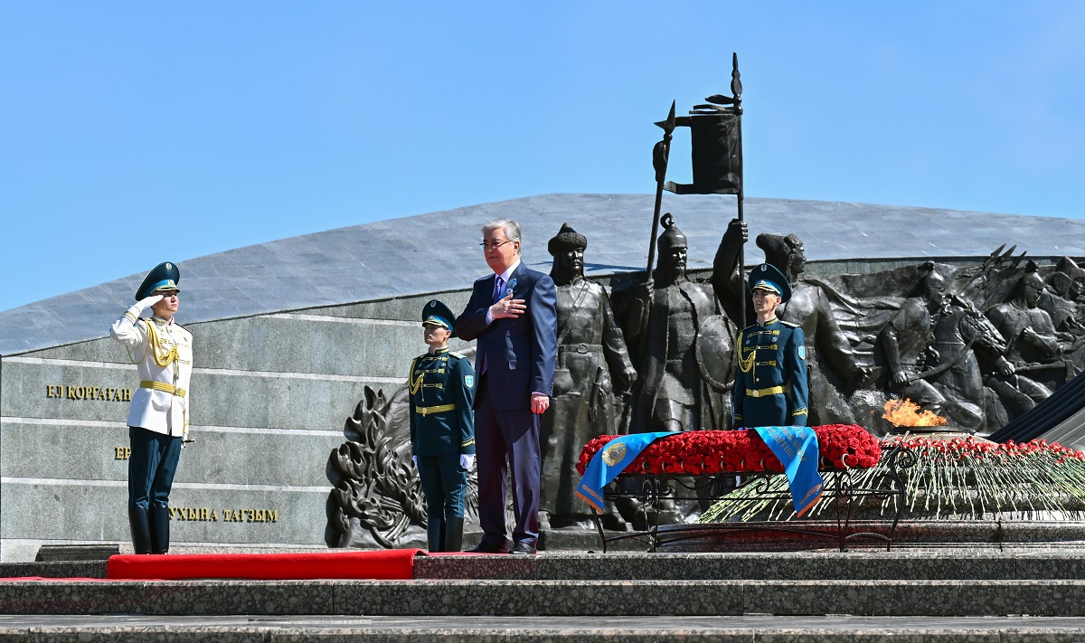 Президент Касым-Жомарт Токаев принял участие в церемонии возложения цветов к монументу «Отан Ана»